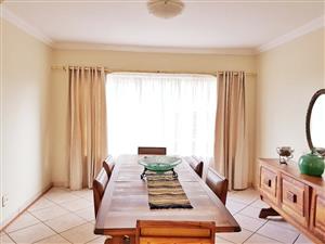 LIEFLIKE RUIM WOONHUIS TE KOOP IN MAGALIESKRUIN TEEN DIE BERG.