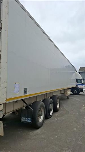 Refrigerated triaxle trailer