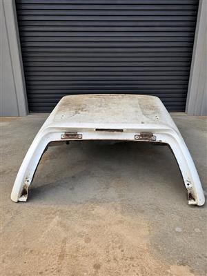White Bakkie Canopy With Side Windows – Fitment Unknown
