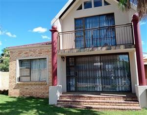 Charming townhouse for sale in Langenhovenpark