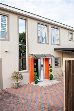 STUNNING GEM IN ASTON BAY