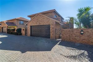 Townhouse For Sale in Willowbrook