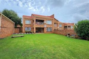 3 Bedroom Townhouse with Large Private Garden – Lyttelton Manor for sale