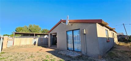 House For Sale in Roodepan
