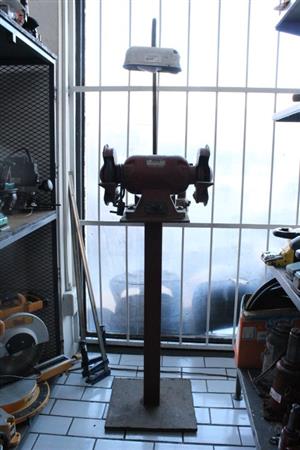 RED BENCH GRINDER W/VICE AND LIGHT ON STAND(S066561B)