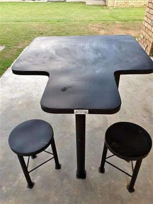 OPVOUBARE STAAL SKIET TAFEL met 2 stoele.