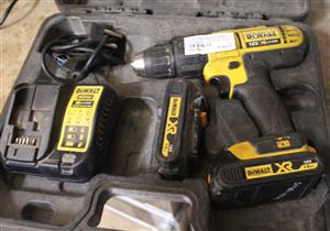 DEWALT DCD776 CORDLESS DRILL W/CHARGER 2 BATTERIES IN CASE S065128A