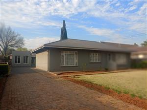 Stunning home with a flatlet Ideal for guests or rental income.