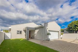 ***EXCLUSIVE SOLE MANDATE*** - Modern Winelands Living with Breathtaking Mountain Views