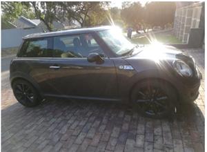 Mini Cooper for sale - 2011 model - very clean - no chancers 