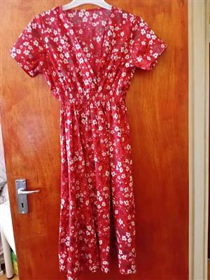 Dress red floral L short-sleeve midi dress  V-neckline & smocked elastic waist Length 107cm