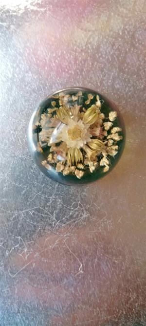 Vintage daizy sarnes field p.weight 4,5cm diameter