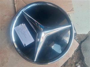 a0008881600 MERCEDES-BENZ w253 EMBLEM LOGO GRILL a0008881600