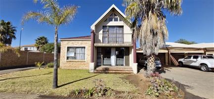 Townhouse For Sale in Langenhovenpark