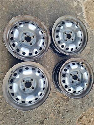 Hyundai i20 original stardard steal rims size 14