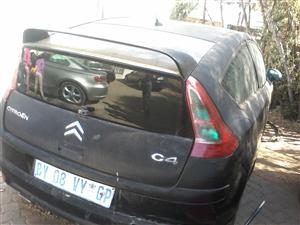 Citroën C4 2006 model for sale. Needs ignition coil and fuel pump