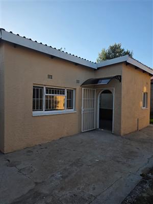 One bedroom cottage with a living room to rent in Rouxville