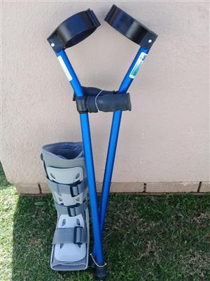 Moon boot & Crutches
