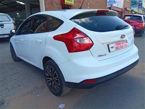 2014 Focus hatch FORD nice vehicle