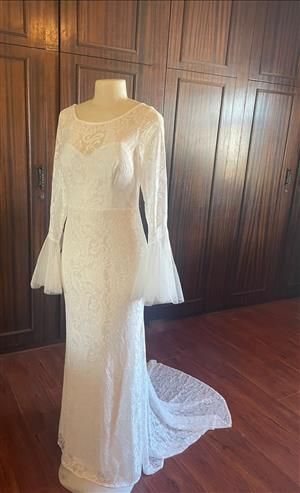 Mermaid style, lace bridal gown UK size 14 to hire