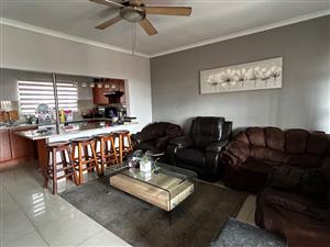 Modern Pet-Friendly Flat in Secure Edenglen Boomed Area