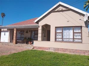 Fairfield Estate,  3bed/2.5Bath House +1Bed Flat, pool/indoor Braai Room, Ample Secure Parking