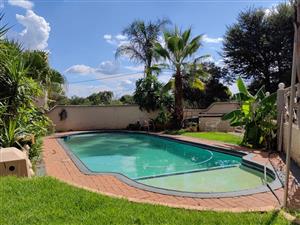 4 Bedroom House and 3 Bedroom House and a 1 Bedroom flat For Sale on one stand!