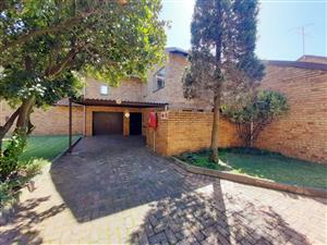 Beautiful duplex facebrick townhouse for sale in Sasolburg walking distance to shopping center