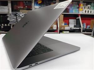 MacBook Pro 15 inch 2018 Intel Core i7 - 6 Core 16 GB Ram 500 GB SSD Intel UHD G