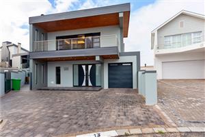 Coastal Charm Awaits: Stunning Calypso Beach Home with Sun, Sand, and Serenity