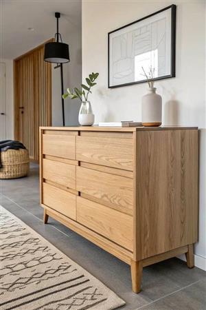 Oak chest of drawers