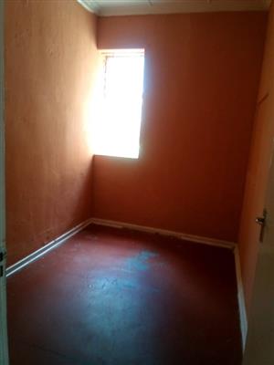 Outside room to rent in Houghton Estate