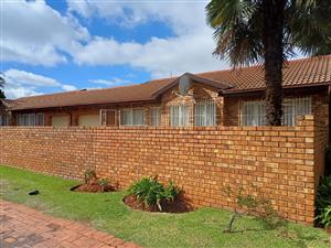 Townhouse For Sale in Birchleigh North
