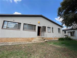 Spacious Family Home with Flat and Large Yard – Endless Possibilities Await!