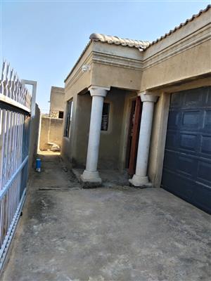 HOUSE FOR SALE IN LAKESIDE EXT 2 ORANGE FARM!!!