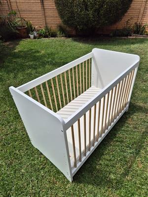 Baby crib/cot