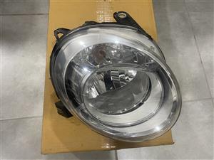 2015 FIAT 500 HEADLIGHT RIGHT SIDE FOR SALE. IN EXCELLENT CONDITION 