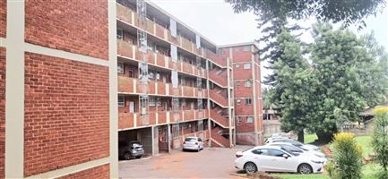 Spacious 2.5-Bedroom Flat in Rossburgh—Secure, Convenient & Versatile