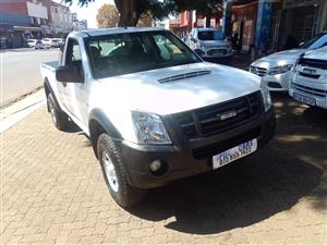 2011 ISUZU KB300 LE 3.0  108 000km  WHITE COLOR  MANUAL  ( Spare key )