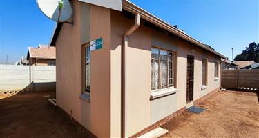 House For Sale in Palm Ridge