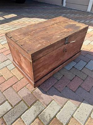 Antique solid wooden kist with storage insert