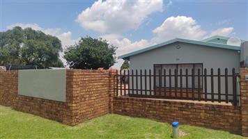 Beautiful 4 bedroom with pool and Flatlet in Boksburg,Van Dyk Park-1223M2