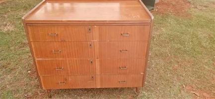Vintage.. Chest of drawers
