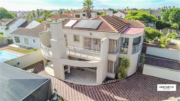 Exquisite Family Home By Port Owen Marina in Cul-de-sac