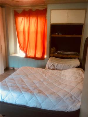 I am looking for a single person to occupy an unfurnished room in Riviera, Preto