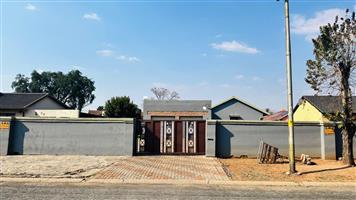 House For Sale in Roodekop