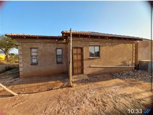 3 bedroom house for sale with 2 backrooms. 400m2 