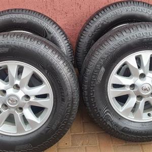 TOYOTA LAND CRUISER GX200 OEM 17INCH MAGS AND TYRES 