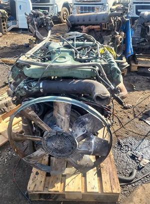 MERCEDES BENZ 422 NON TURBO V8 TRUCK ENGINE.