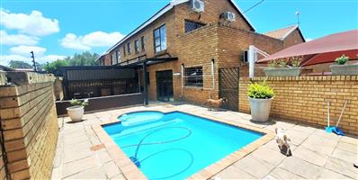 Townhouse For Sale in Brackenhurst